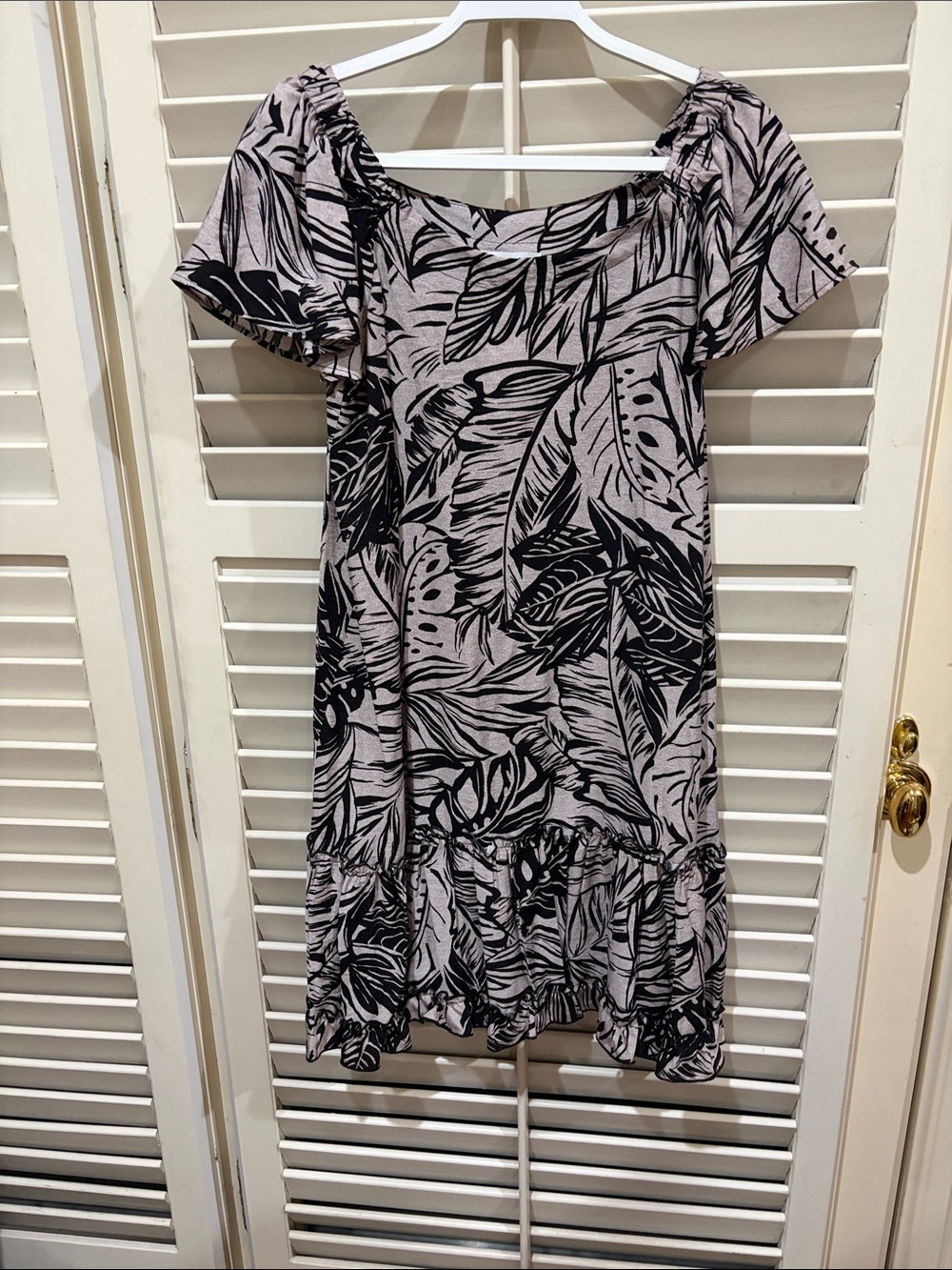 Robbie Bee Black Leaf-Print Short Sleeve Ruffle Hem Mini Dress. Size Small. NWT